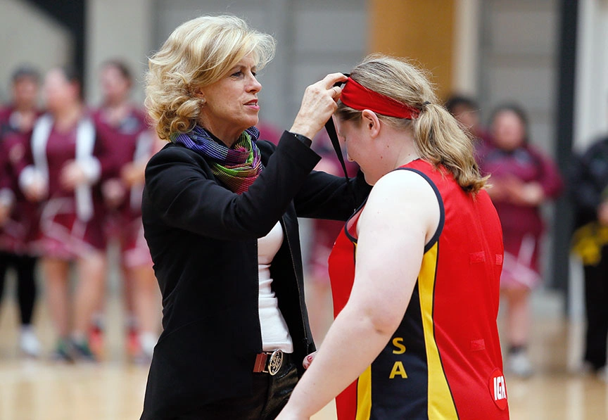 Robyn Smith, Sport Inclusion Australia CEO presents medal to South Australian netballer at the 2016 Marie Little Shield.